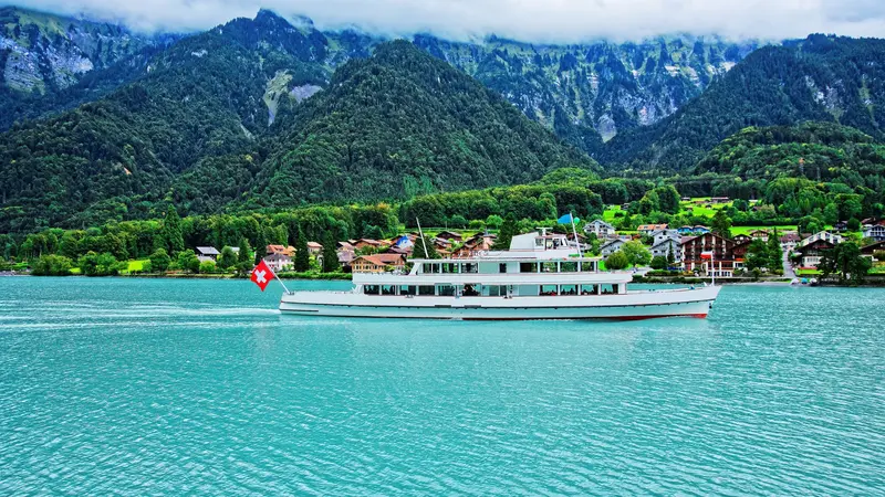 Brienzersee mit Schiff