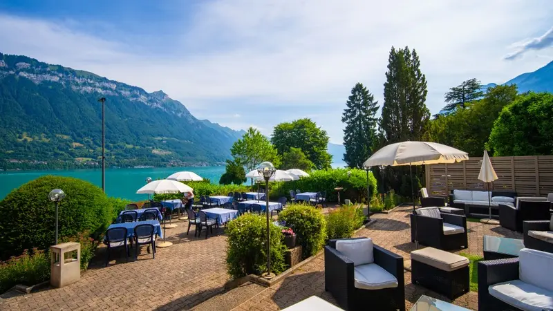 seehotel-terrasse-mit-blick-auf-brienzersee