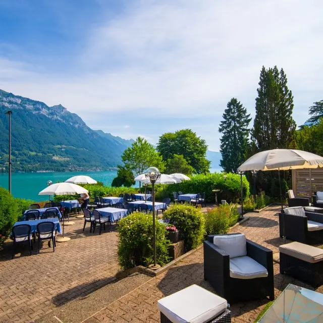 seehotel-terrasse-mit-blick-auf-brienzersee