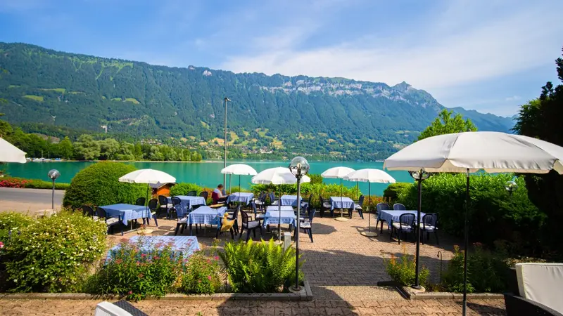 blick-auf-see-von-hotelterrasse