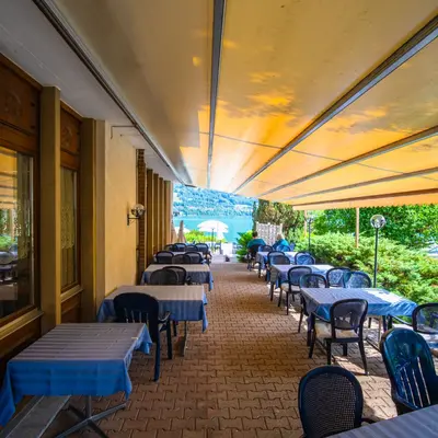 terrace-lake-hotel-boenigen