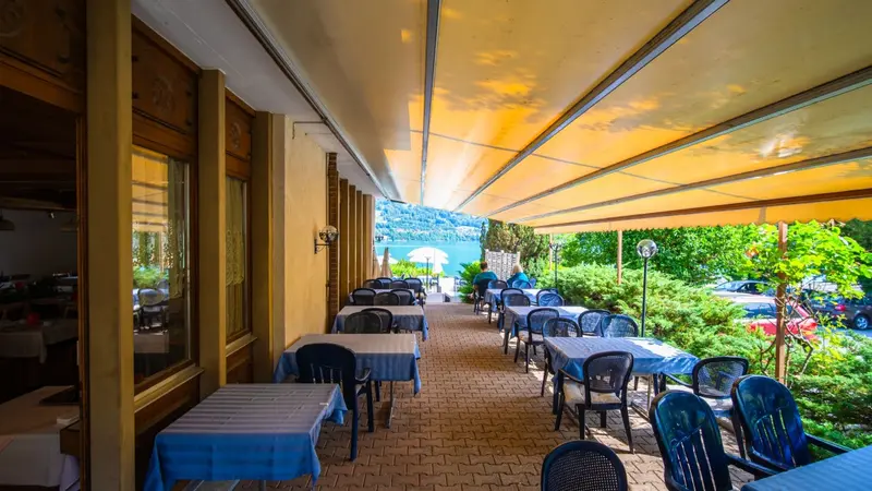 terrace-lake-hotel-boenigen