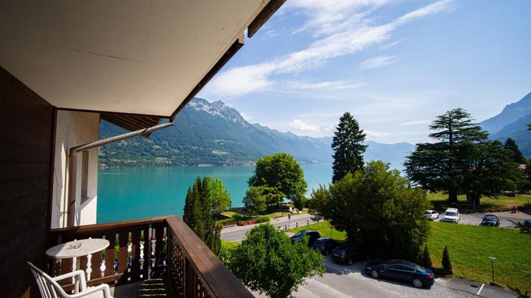 doppelzimmer-standard-mit-aussicht-auf-brienzersee